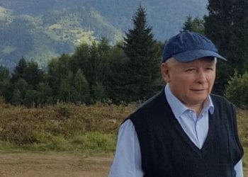 Internauci uważają, że zdjęcia Kaczyńskiego z wakacji są sfabrykowane. Jest reakcja Joachima Brudzińskiego!