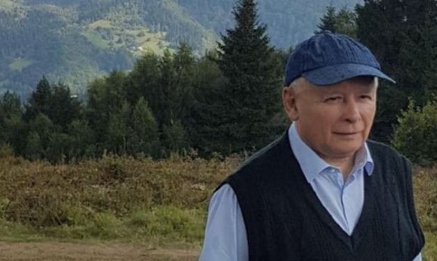 Internauci uważają, że zdjęcia Kaczyńskiego z wakacji są sfabrykowane. Jest reakcja Joachima Brudzińskiego!