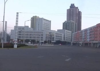 Przerażająca muzyka budzi mieszkańców stolicy Korei Północnej. Słyszą ją codziennie rano [WIDEO]