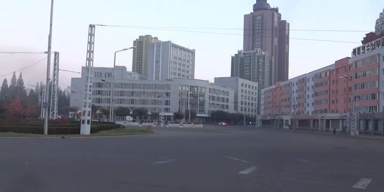 Przerażająca muzyka budzi mieszkańców stolicy Korei Północnej. Słyszą ją codziennie rano [WIDEO]