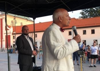 Korwin-Mikke przyznał, że nie powinien policzkować Boniego. „Powinienem go kijem obić” [WIDEO]