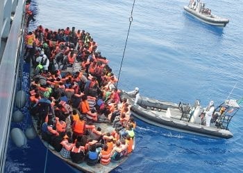 Kanclerz Austrii: „Należy zamknąć europejskie porty dla statków z imigrantami”