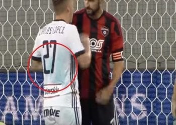 Kuriozalna sytuacja w meczu Legii Warszawa. Rywale pomalowali trawę na zielono?! Piłkarze umorusani od stóp do głów [FOTO]