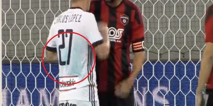 Kuriozalna sytuacja w meczu Legii Warszawa. Rywale pomalowali trawę na zielono?! Piłkarze umorusani od stóp do głów [FOTO]