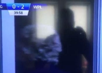 Prezes Legii nie wytrzymał podczas meczu. W pewnym momencie opuścił trybunę! Popalić dali mu też kibice [WIDEO]