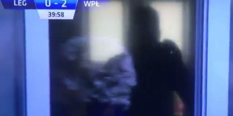 Prezes Legii nie wytrzymał podczas meczu. W pewnym momencie opuścił trybunę! Popalić dali mu też kibice [WIDEO]