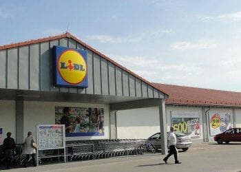 Lidl wyprzedaje brzydkie owoce i warzywa za bezcen. Zyski przekaże na cel charytatywny