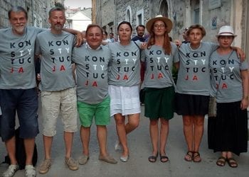 Robert Makłowicz założył koszulkę z napisem „Konstytucja”. „To kwestia opowiedzenia się po stronie prawa”