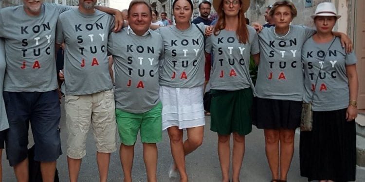 Robert Makłowicz założył koszulkę z napisem „Konstytucja”. „To kwestia opowiedzenia się po stronie prawa”
