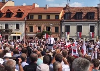 Burza po słowach Mateusza Morawieckiego na rynku w Sandomierzu. „Z kim negocjował i co?” [WIDEO]