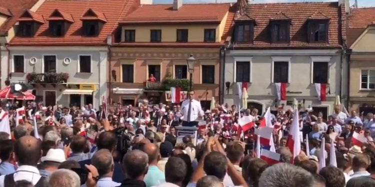 Burza po słowach Mateusza Morawieckiego na rynku w Sandomierzu. „Z kim negocjował i co?” [WIDEO]