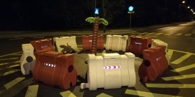 Mieszkańcy Otwocka zaskoczeni. Na rondzie stanęła nietypowa instalacja