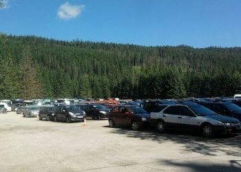 W Tatrach znów rekordowe tłumy. Zaparkowane samochody zablokowały dojazd do Morskiego Oka