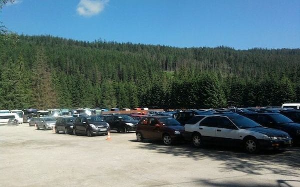 W Tatrach znów rekordowe tłumy. Zaparkowane samochody zablokowały dojazd do Morskiego Oka