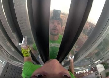 Barcelona: Polak bez żadnej asekuracji wspiął się na gigantyczny wieżowiec. Widok przyprawia o zawroty głowy [WIDEO]