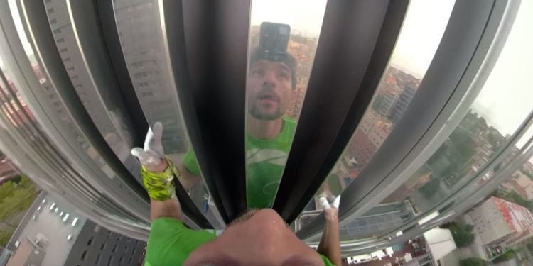 Barcelona: Polak bez żadnej asekuracji wspiął się na gigantyczny wieżowiec. Widok przyprawia o zawroty głowy [WIDEO]