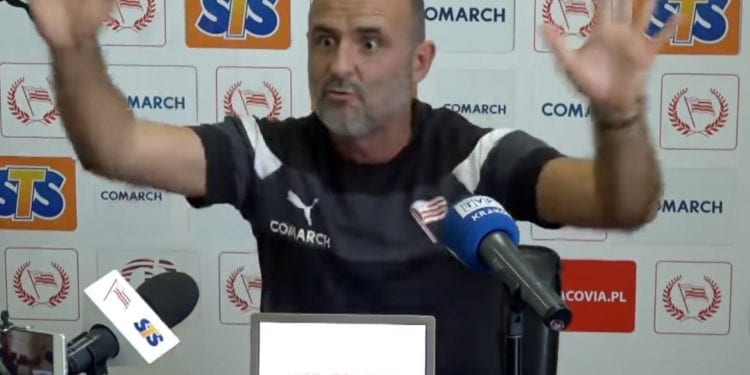 Zabawna sytuacja podczas konferencji trenera Cracovii. Michał Probierz… wyganiał klątwę. „Odejdź!” [WIDEO]