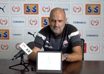 Nietypowa sytuacja podczas konferencji prasowej Cracovii Kraków. Michał Probierz odczytał listę nazwisk piłkarzy. To odpowiedź dla hejterów [WIDEO]