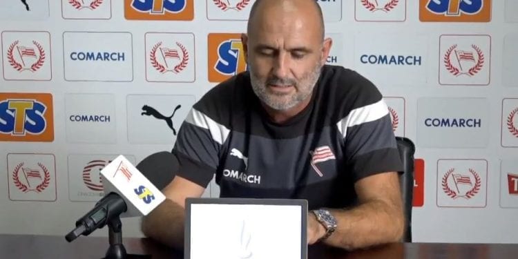 Nietypowa sytuacja podczas konferencji prasowej Cracovii Kraków. Michał Probierz odczytał listę nazwisk piłkarzy. To odpowiedź dla hejterów [WIDEO]