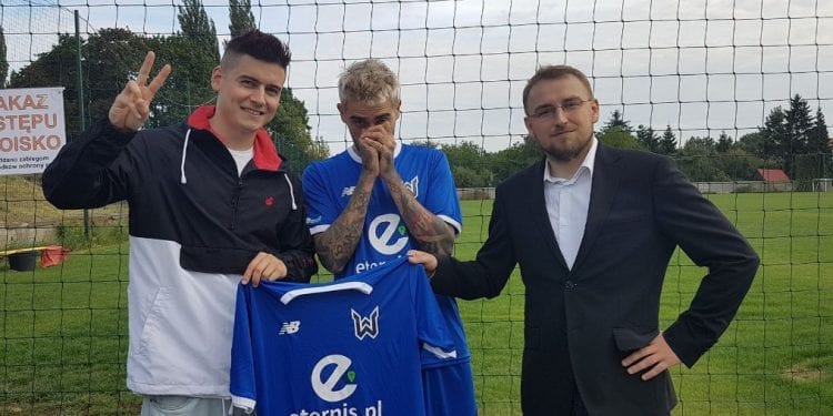 Quebonafide podpisał kontrakt z klubem piłkarskim! Zagra w Pucharze Polski