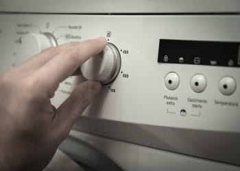 Radom: Zamknęli dziecko w pralce „dla żartu”. Prokuratura postawiła im zarzuty