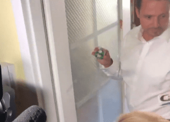 Rafał Trzaskowski „naprawiał” jej drzwi taśmą klejącą. Następnego dnia pani Bożena wysłała do niego SMS-a