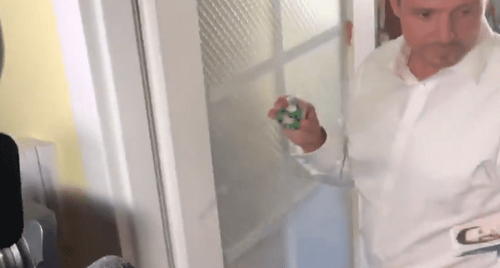 Rafał Trzaskowski „naprawiał” jej drzwi taśmą klejącą. Następnego dnia pani Bożena wysłała do niego SMS-a