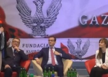 Sakiewicz twierdził, że Morawiecki sprawdza, jakiej produkcji jest woda. Odpowiedź premiera zaskoczyła dziennikarza [WIDEO]