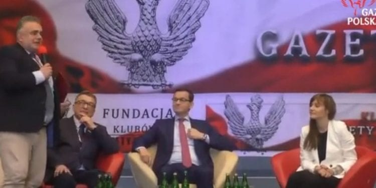 Sakiewicz twierdził, że Morawiecki sprawdza, jakiej produkcji jest woda. Odpowiedź premiera zaskoczyła dziennikarza [WIDEO]