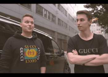 Polscy youtuberzy dali bezdomnemu tysiąc złotych i buty Kany’ego Westa. Nie takiej reakcji się spodziewali [WIDEO]