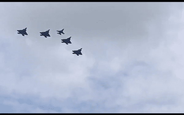 Przy ostatnich samolotach na Wielkiej Defiladzie Niepodległości komentatorzy zamilkli. O takich maszynach Polacy mogą tylko pomarzyć! [WIDEO]