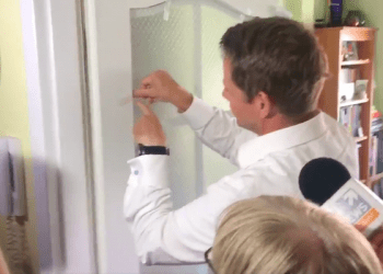 Rafał Trzaskowski „naprawia” drzwi… taśmą klejącą. Internauci bezlitośni! [WIDEO]