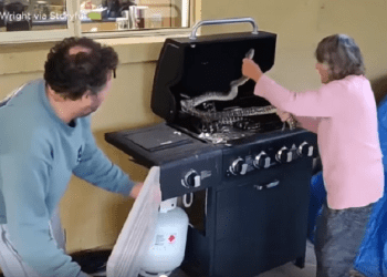 Mężczyzna znalazł węża w grillu, ale bał się go wyjąć. Poprosił o to… babcię [WIDEO]