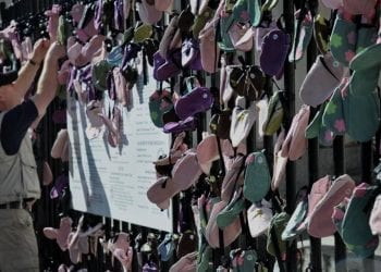 Na kościelnych płotach zawisną dziecięce buciki. Nietypowa akcja dla ofiar pedofilii