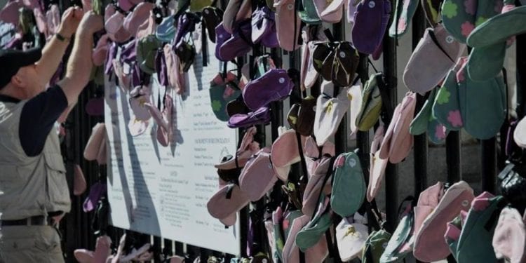 Na kościelnych płotach zawisną dziecięce buciki. Nietypowa akcja dla ofiar pedofilii