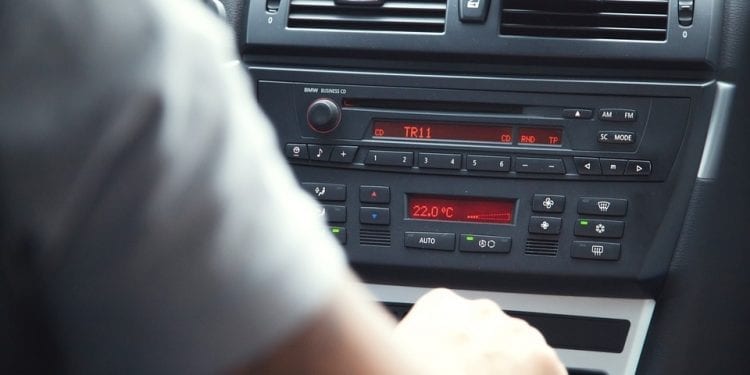 Zostawił dzieci w nagrzanym aucie. Później miał pretensje