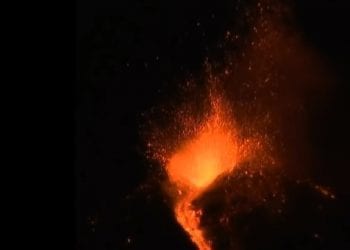 Przebudziła się Etna. Największy wulkan w Europie znów wyrzuca lawę i popiół [WIDEO]