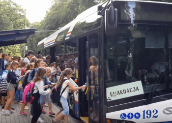 Kołobrzeg: Ewakuacja ponad dwóch tysięcy ludzi. Zakaz kąpieli w promieniu dziewięciu kilometrów [WIDEO]