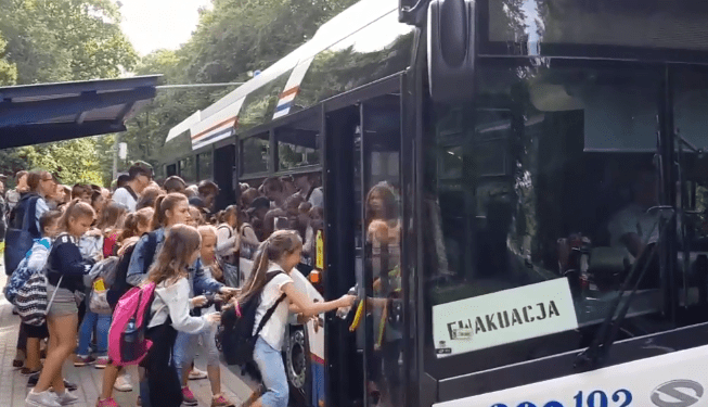 Kołobrzeg: Ewakuacja ponad dwóch tysięcy ludzi. Zakaz kąpieli w promieniu dziewięciu kilometrów [WIDEO]