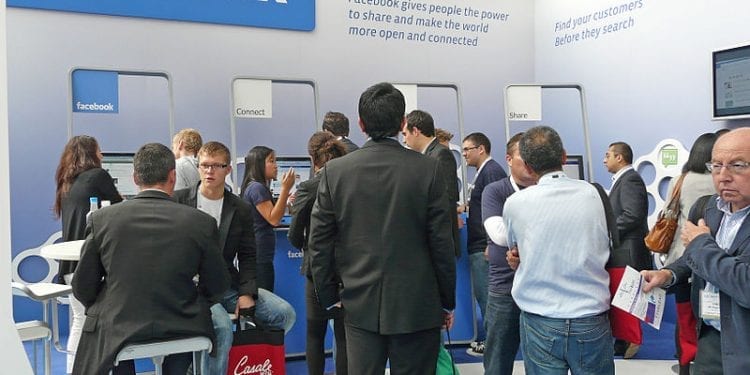 Facebook usunął setki stron i grup. „Zakazujemy tego typu zachowań”