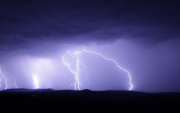 Piorun poraził 11-letniego chłopca. Bawił się w domku na drzewie