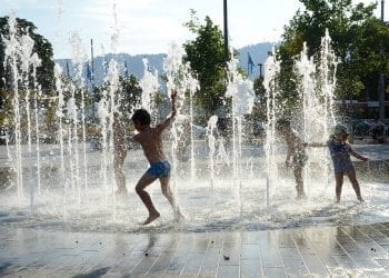 Chłodzenie się w fontannach może być niebezpieczne dla zdrowia. Sanepid ostrzega