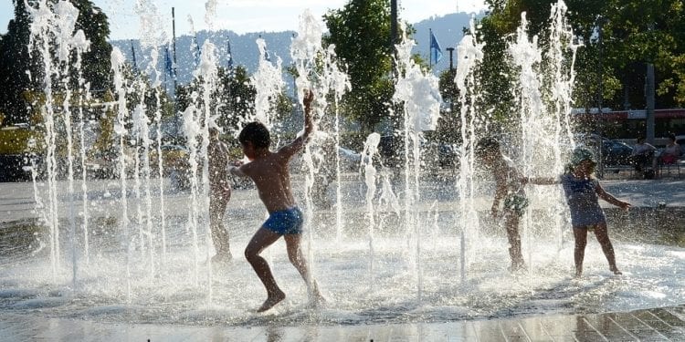Chłodzenie się w fontannach może być niebezpieczne dla zdrowia. Sanepid ostrzega