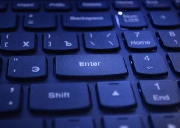 Hejter życzył dziennikarzowi śmierci. Ten poradził sobie z nim tak, że chojrak… usunął konto. „Masz na to siedem minut”