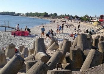 Nad polskimi plażami obserwuje się zwiększoną ilość dronów. Turyści mogą się bronić?