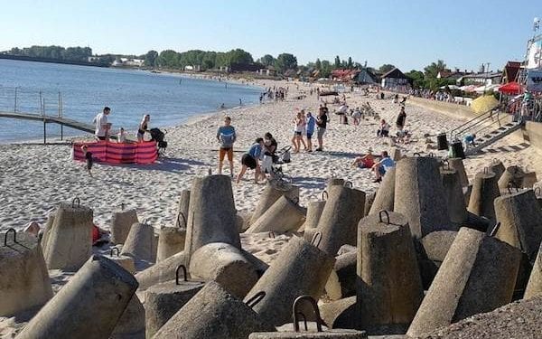 Nad polskimi plażami obserwuje się zwiększoną ilość dronów. Turyści mogą się bronić?