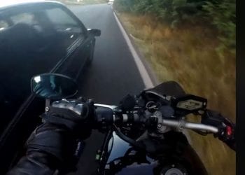 Drastyczny żart czy próba zabójstwa na drodze? Szokujące zachowanie kierowcy auta wobec motocyklisty [WIDEO]