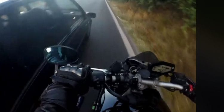 Drastyczny żart czy próba zabójstwa na drodze? Szokujące zachowanie kierowcy auta wobec motocyklisty [WIDEO]