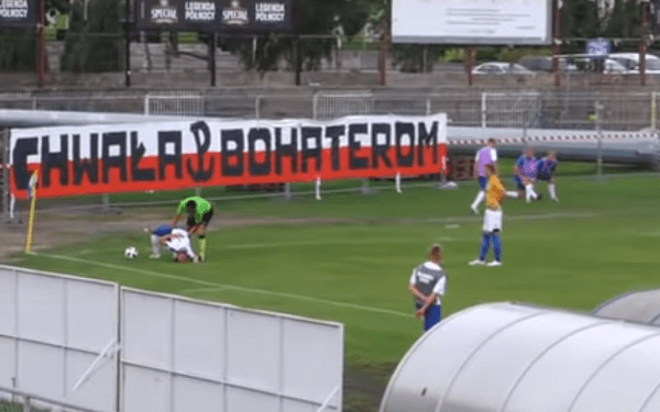 Chwile grozy podczas meczu II ligi. Reakcja arbitra uratowała piłkarza