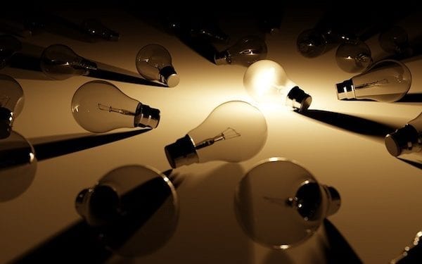 Popularne żarówki wkrótce znikną ze sklepów. Unia Europejska wprowadza zakaz!